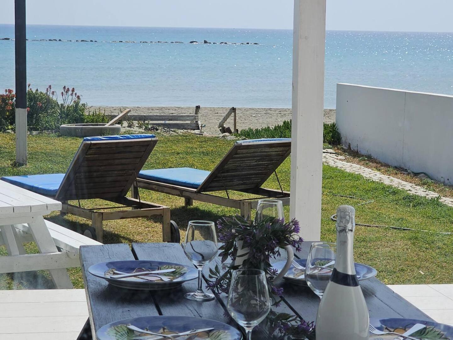 Ammos Beachfront Villa Paradise Ларнака Екстер'єр фото