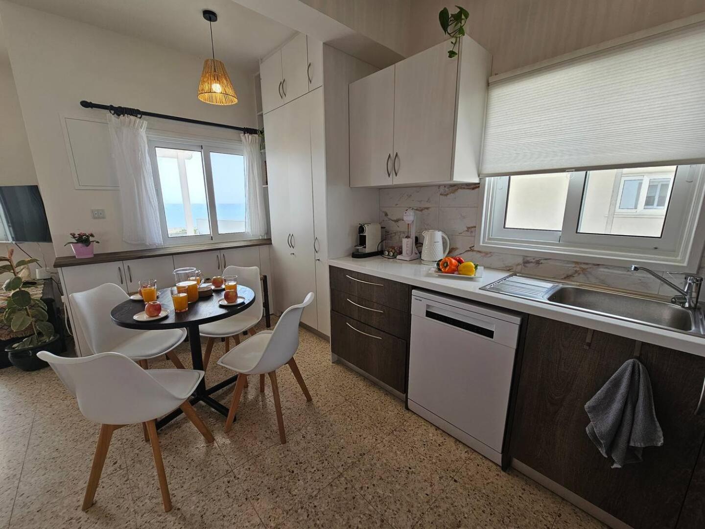 Ammos Beachfront Villa Paradise Ларнака Екстер'єр фото