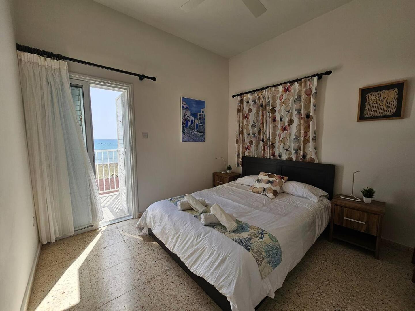 Ammos Beachfront Villa Paradise Ларнака Екстер'єр фото