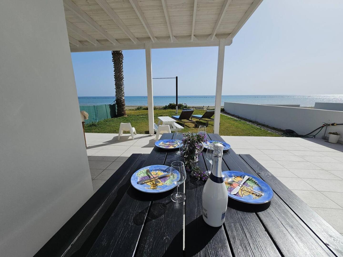 Ammos Beachfront Villa Paradise Ларнака Екстер'єр фото