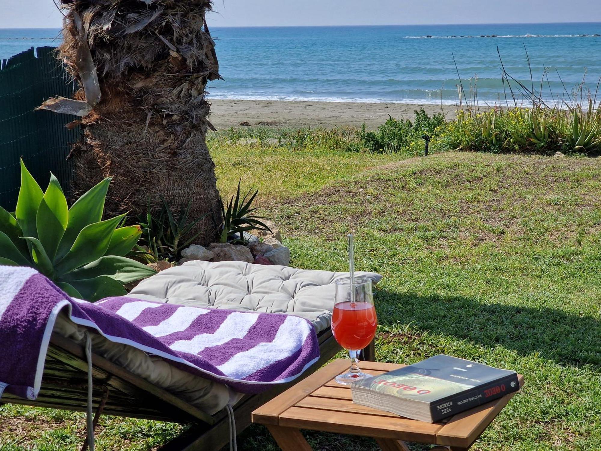 Ammos Beachfront Villa Paradise Ларнака Екстер'єр фото