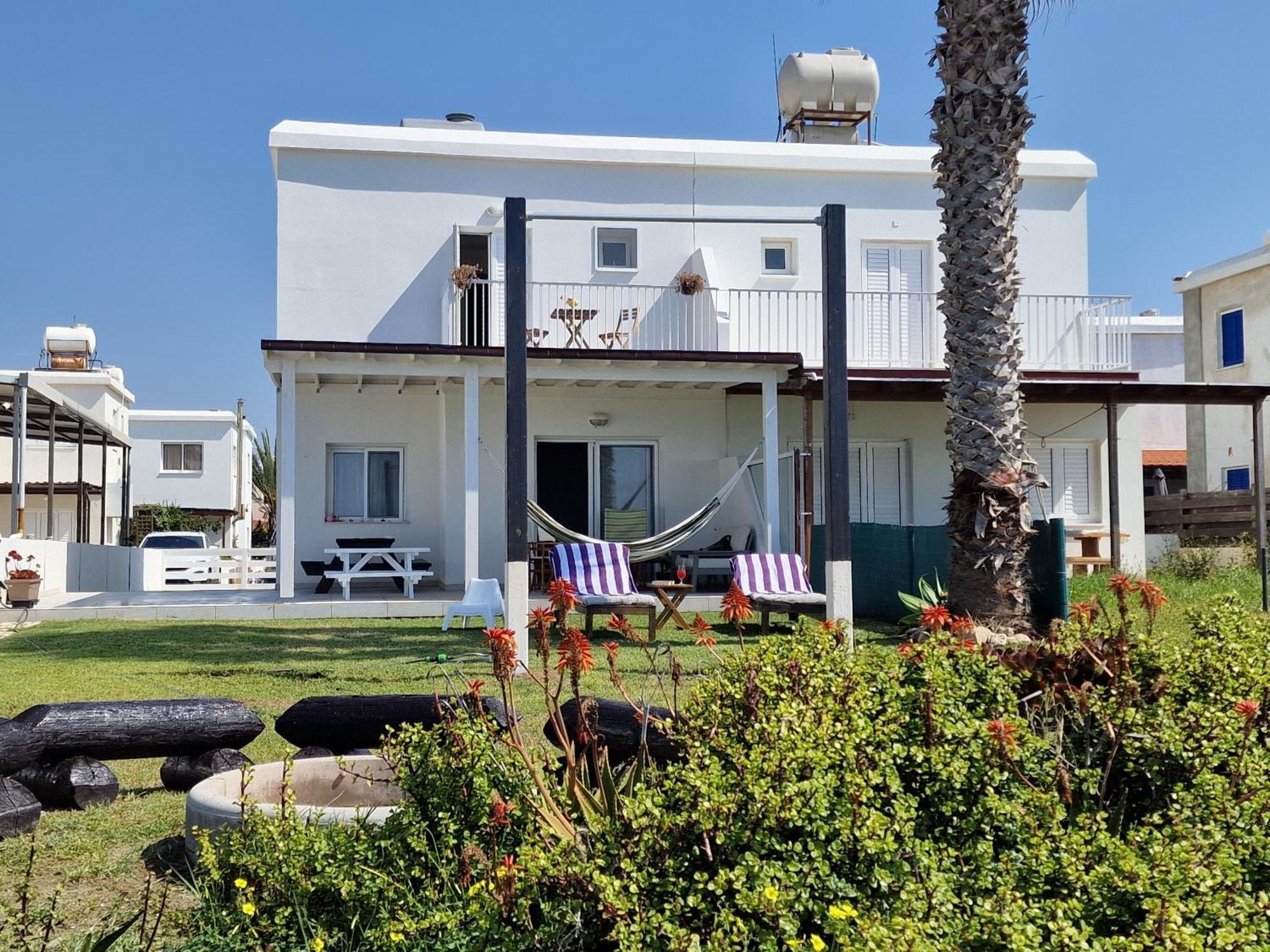 Ammos Beachfront Villa Paradise Ларнака Екстер'єр фото