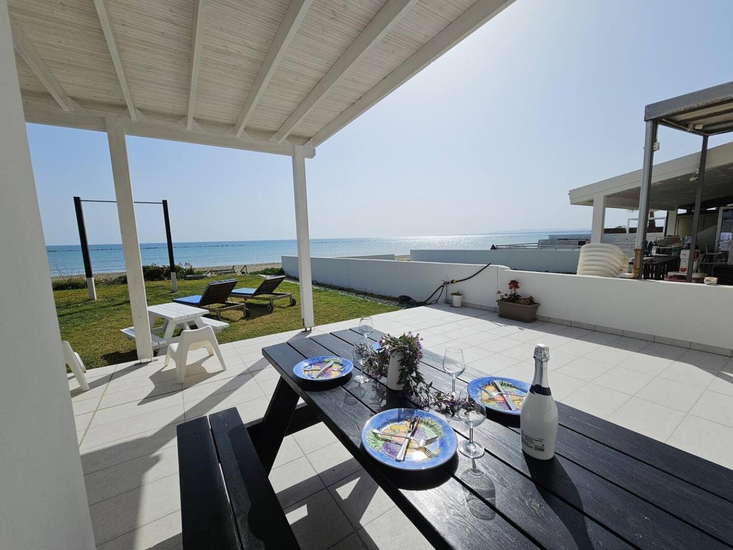 Ammos Beachfront Villa Paradise Ларнака Екстер'єр фото